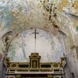 Sul fondo fa bella mostra di s� anche un altare sormontato in alto da una croce
